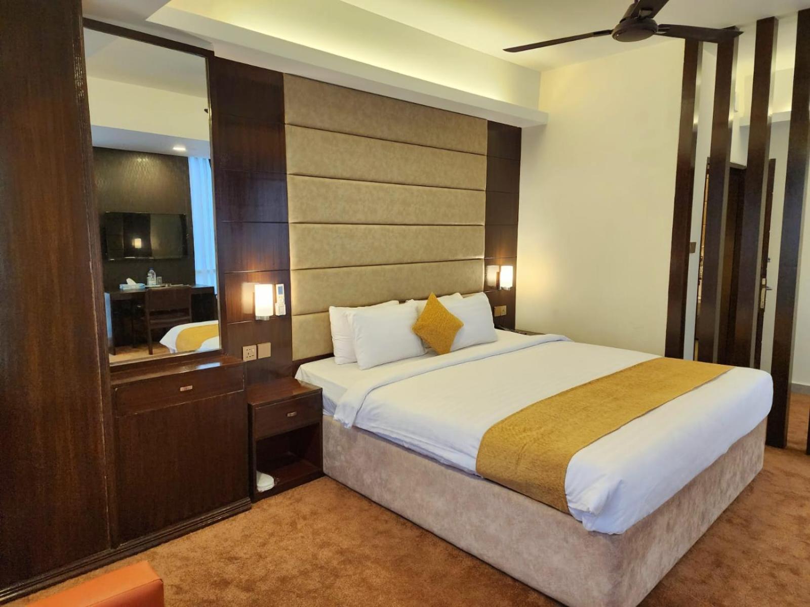 White Park Hotel & Suites Chittagong Extérieur photo