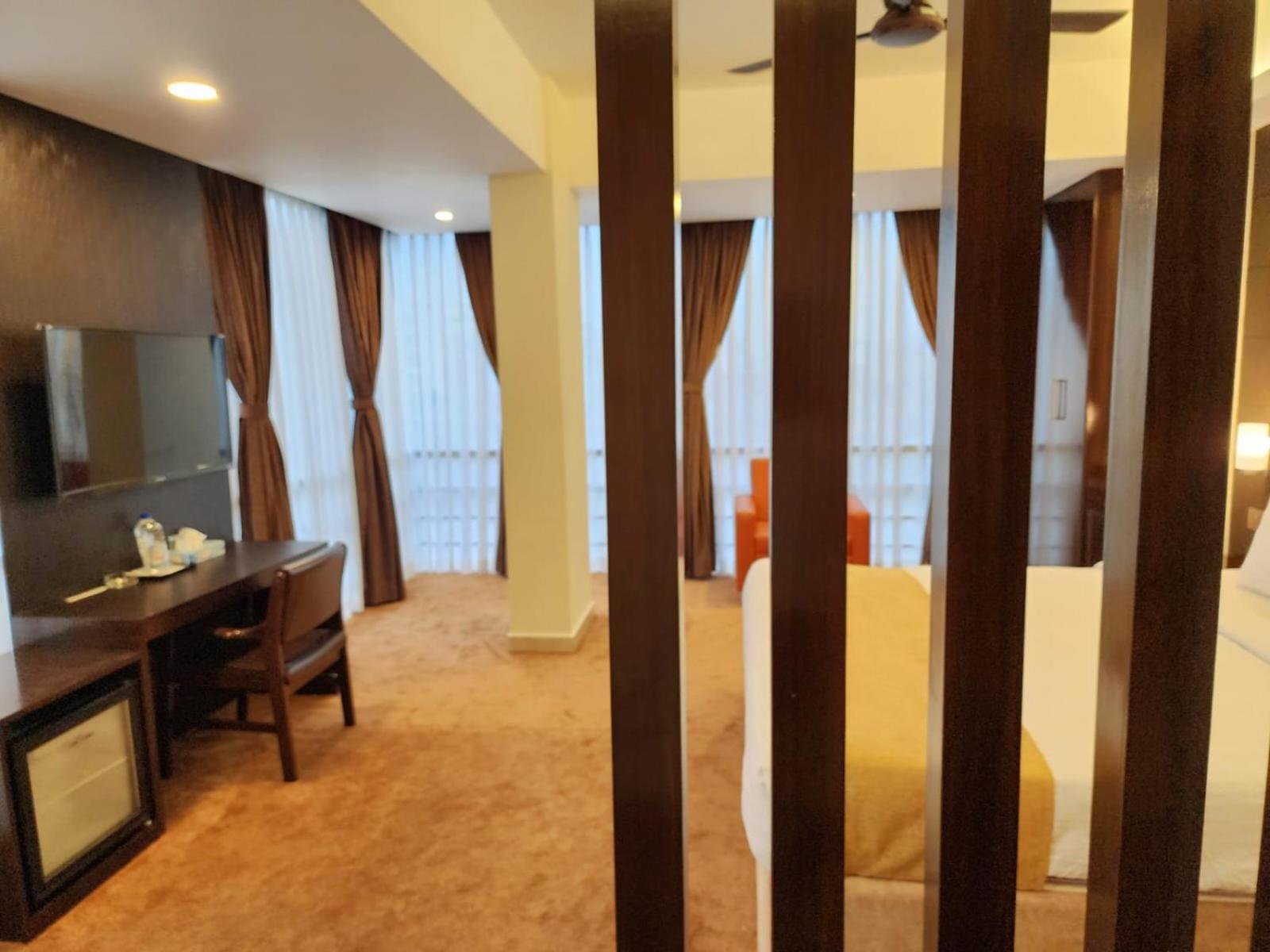 White Park Hotel & Suites Chittagong Extérieur photo