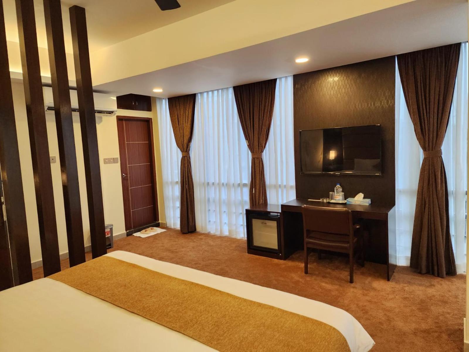 White Park Hotel & Suites Chittagong Extérieur photo