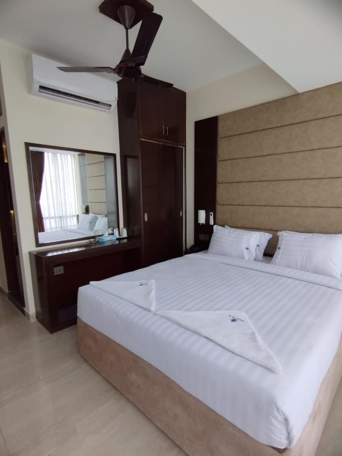 White Park Hotel & Suites Chittagong Extérieur photo