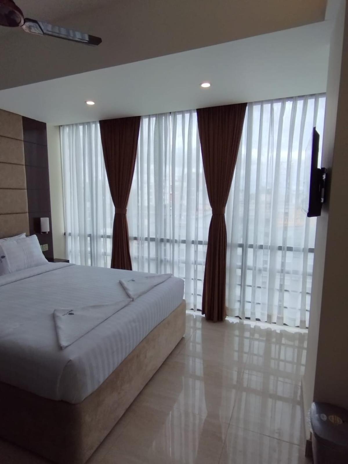 White Park Hotel & Suites Chittagong Extérieur photo