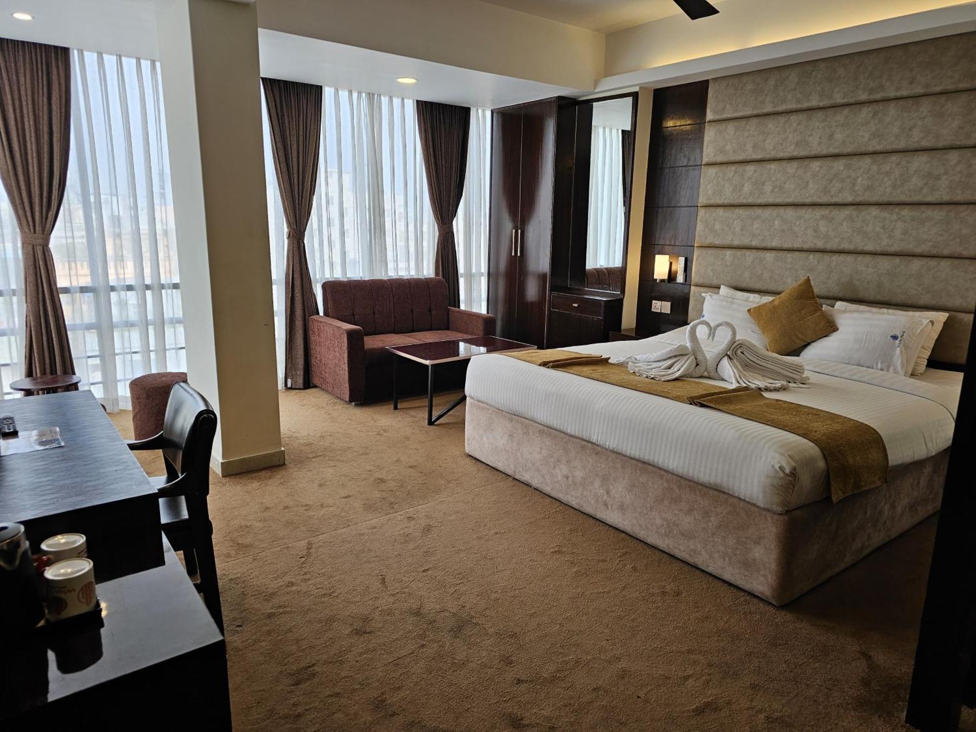 White Park Hotel & Suites Chittagong Extérieur photo