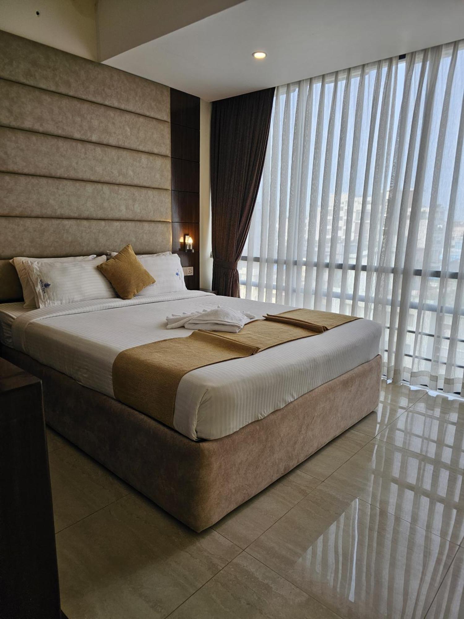 White Park Hotel & Suites Chittagong Extérieur photo