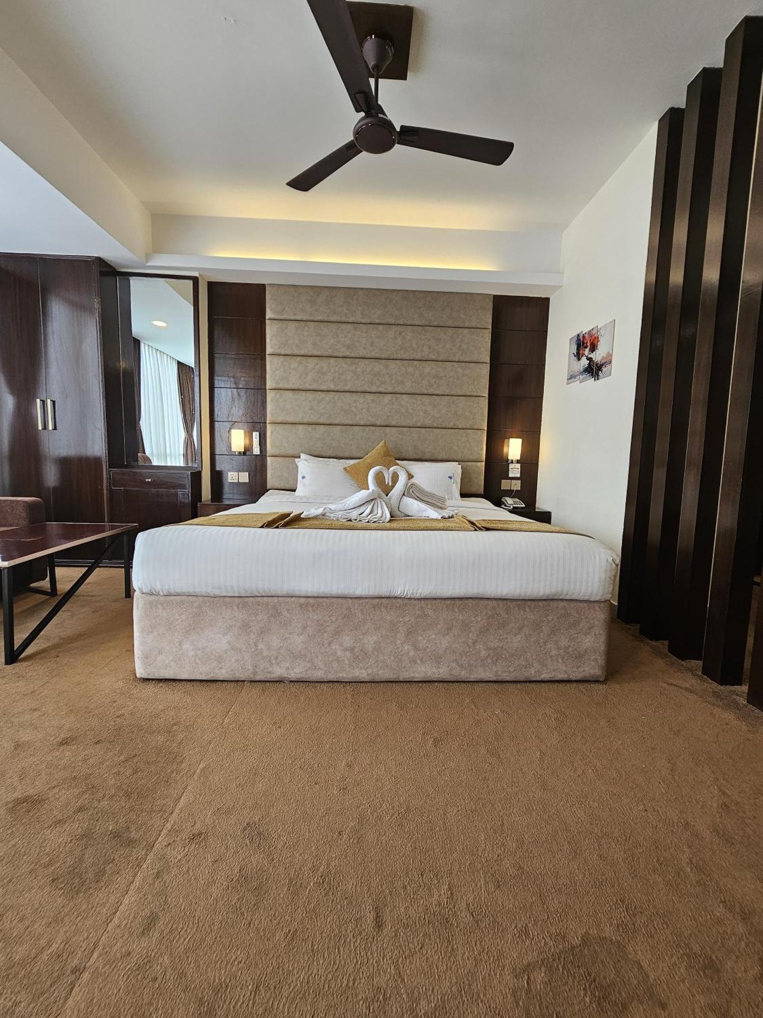 White Park Hotel & Suites Chittagong Extérieur photo