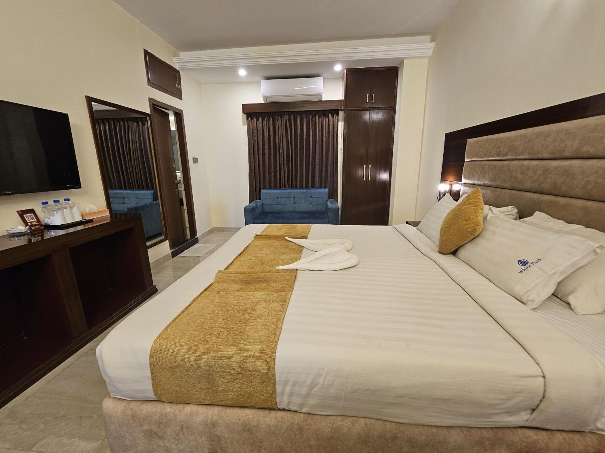 White Park Hotel & Suites Chittagong Extérieur photo