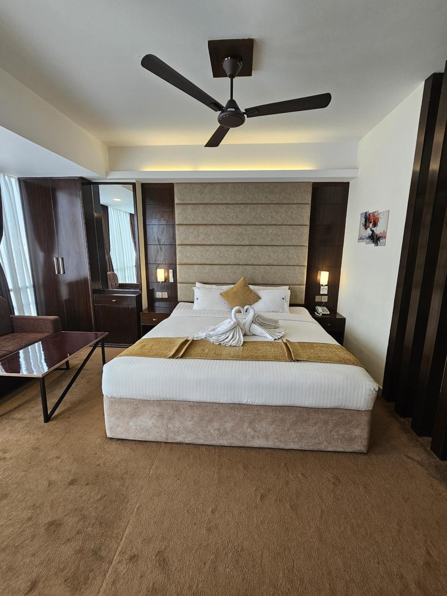 White Park Hotel & Suites Chittagong Extérieur photo